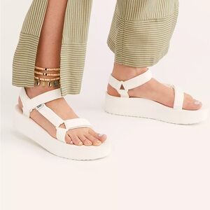 NWT Teva Flatform Universal Sandals